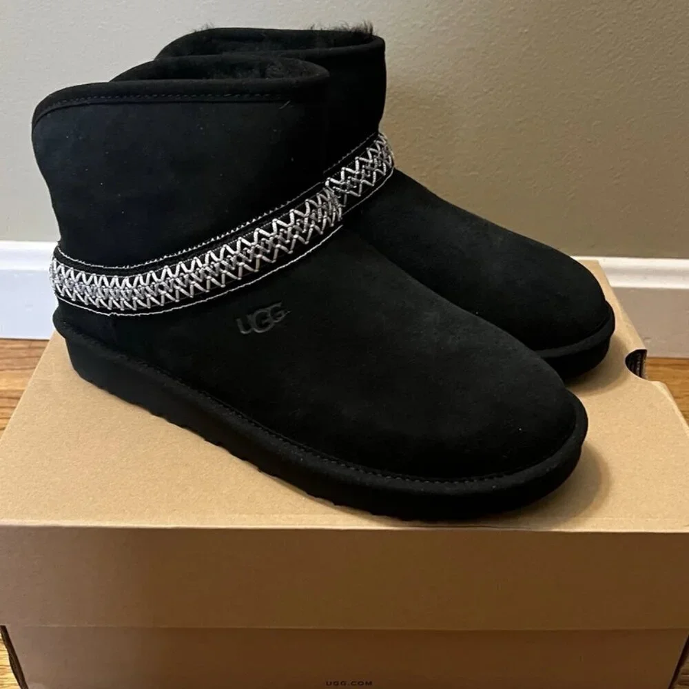 NEW UGG Classic Short Crescent Bootie - US 7 / Black